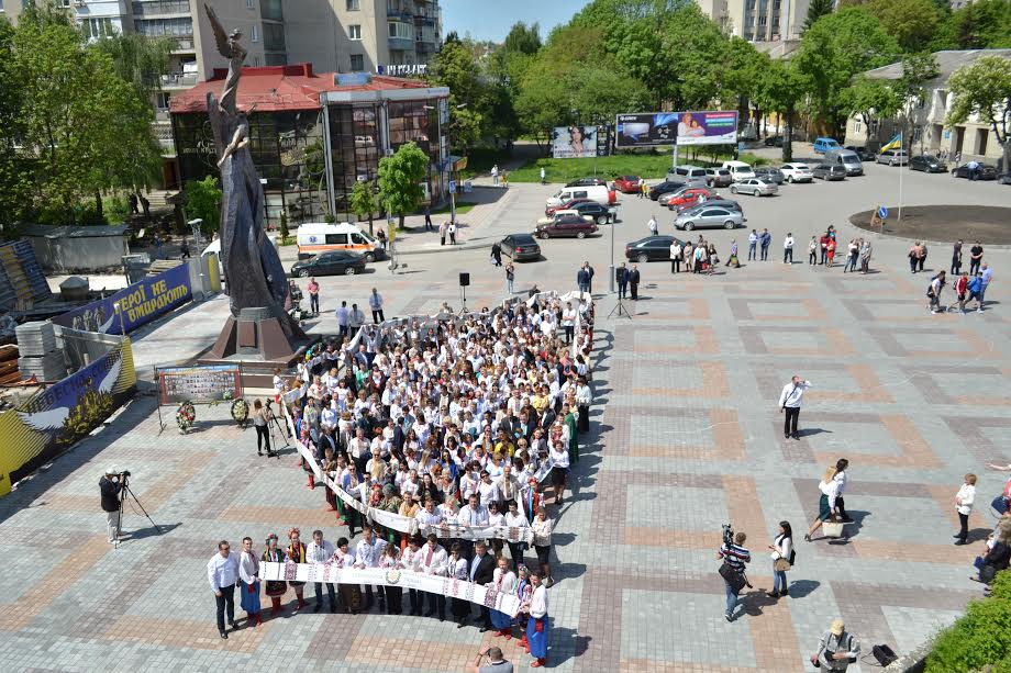 Майже двісті людей у вишиванках сформували Майже двісті людей у вишиванках сформували