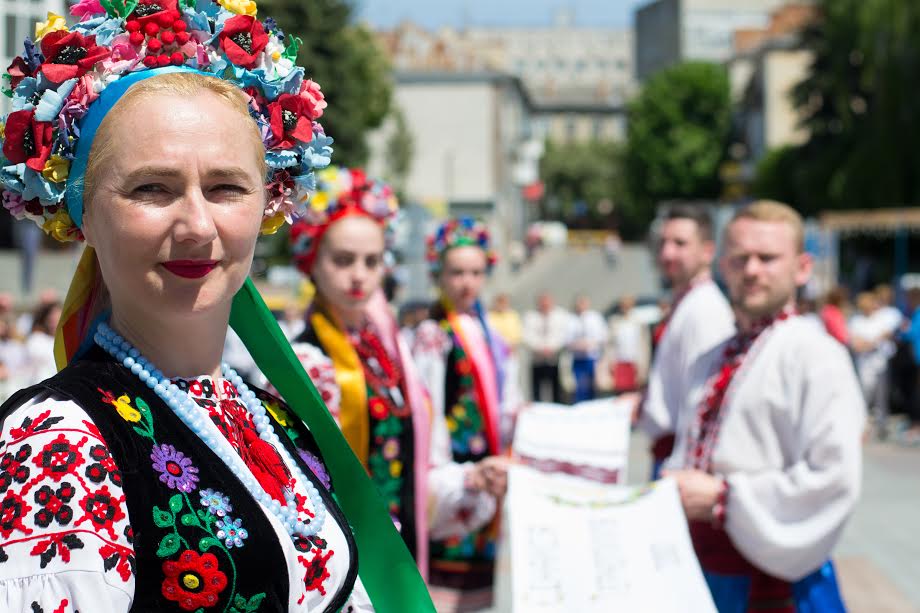 День вишиванки: у Тернополі майже двісті людей сформували 'живу карту' області День вишиванки: у Тернополі майже двісті людей сформували 'живу карту' області