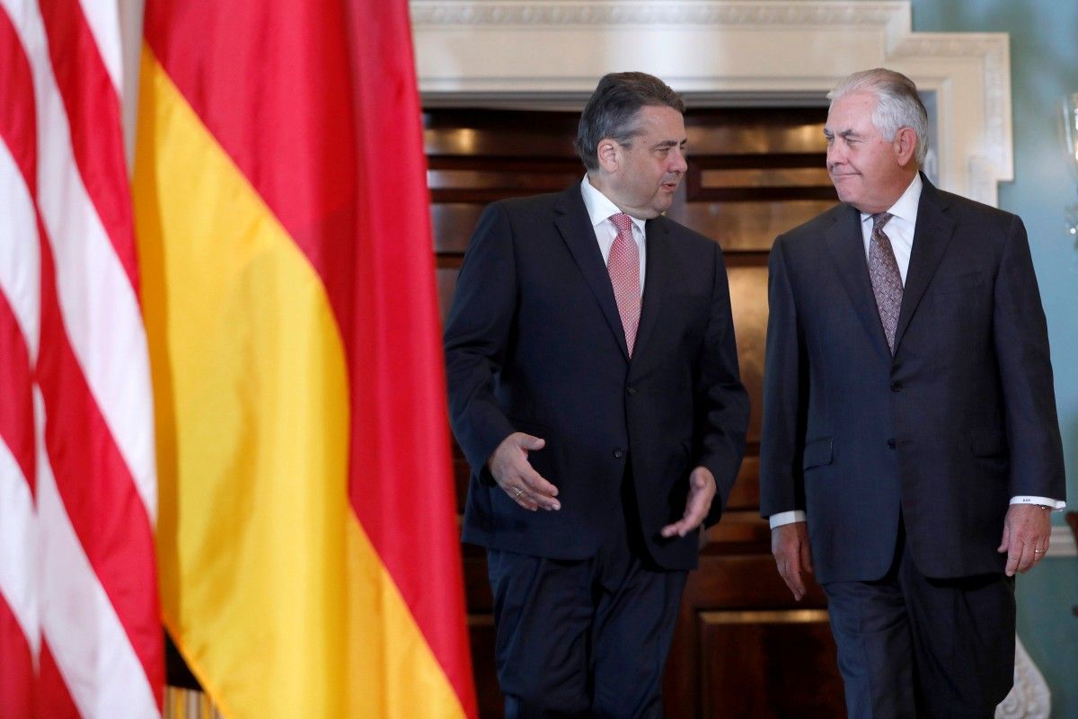 Gabriel (left) and Tillerson (right) / REUTERS Gabriel (left) and Tillerson (right) / REUTERS