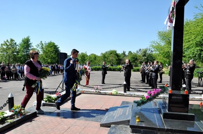 Пам’ять репресованих вшанували хвилиною мовчання та квітами біля меморіального знака / фото ЖОДА Пам’ять репресованих вшанували хвилиною мовчання та квітами біля меморіального знака / фото ЖОДА