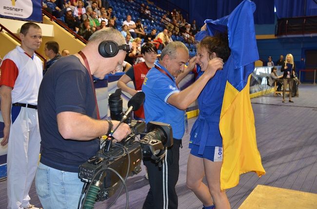 Чемпионка Европы Анастасия Шевченко с флагом Украины / sambo.net.ua Чемпионка Европы Анастасия Шевченко с флагом Украины / sambo.net.ua
