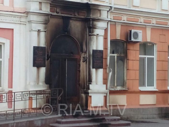 Поліція розслідує спробу підпалу будівлі Мелітопольської міськради / Фото ria-m.tv Поліція розслідує спробу підпалу будівлі Мелітопольської міськради / Фото ria-m.tv