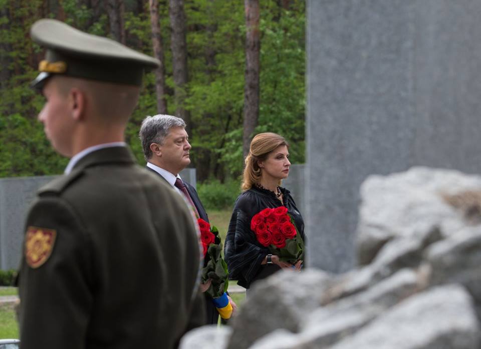 Порошенко з дружиною / фото Facebook @petroporoshenko Порошенко з дружиною / фото Facebook @petroporoshenko