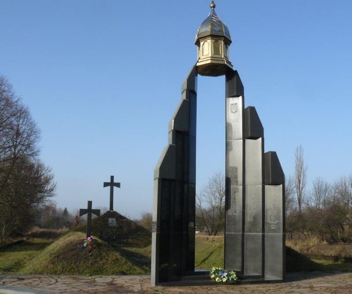 На мемориале есть трещины и расхождения между плитами / IGotoWorld На мемориале есть трещины и расхождения между плитами / IGotoWorld