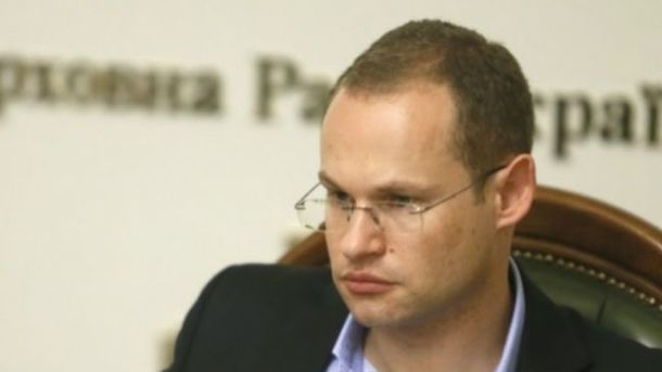Народний депутат Павло Пинзеник сказав, що має намір направити отримані ним від журналістів документи до Генеральної прокуратури та Державної фіскальної служби для перевірки / Фото Народний депутат Павло Пинзеник сказав, що має намір направити отримані ним від журналістів документи до Генеральної прокуратури та Державної фіскальної служби для перевірки / Фото