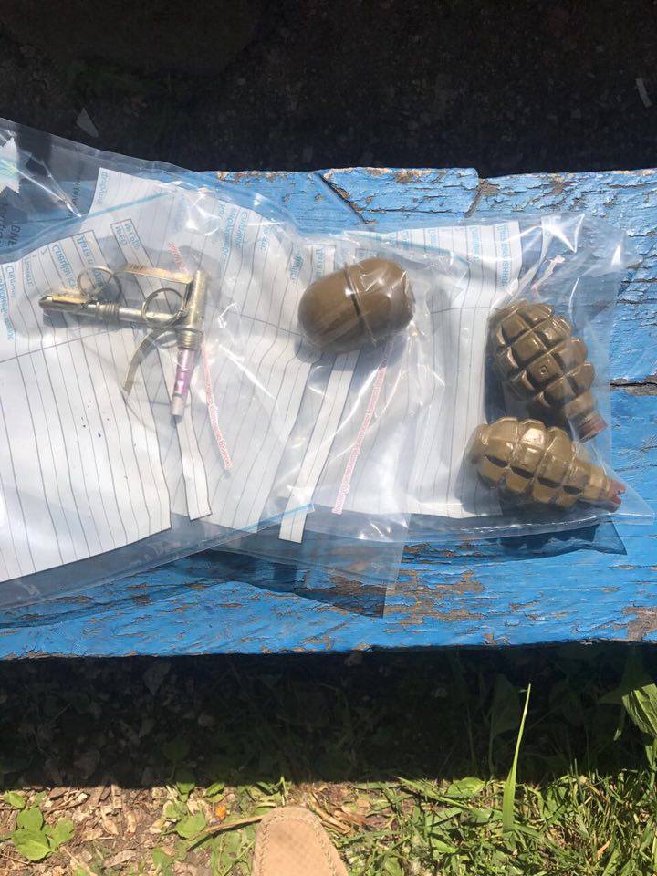 Вибухотехніки вилучили зі схованки дві ручні осколкові гранати Ф-1, одну гранату РГД-5 та запали до них / Фото УНІАН Вибухотехніки вилучили зі схованки дві ручні осколкові гранати Ф-1, одну гранату РГД-5 та запали до них / Фото УНІАН
