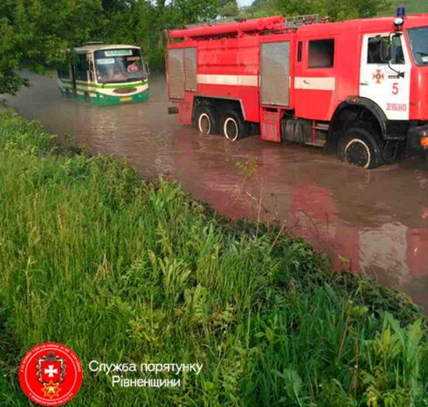 Автобус раптово затопило водою з брудом / Служба порятунку Автобус раптово затопило водою з брудом / Служба порятунку
