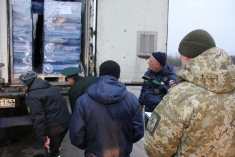 В грузовиках якобы перевозили продукты питания и медикаменты / фото mchs.gov.ru
