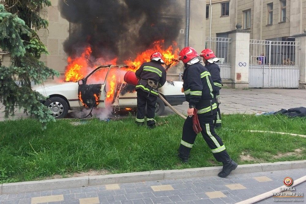 На місце пожежі негайно прибули рятувальники / Фото Управління ДСНС На місце пожежі негайно прибули рятувальники / Фото Управління ДСНС