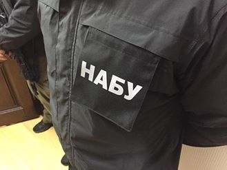 Обшук проводять люди з нашивками НАБУ / фото: Фейсбук Богдан Санін Обшук проводять люди з нашивками НАБУ / фото: Фейсбук Богдан Санін