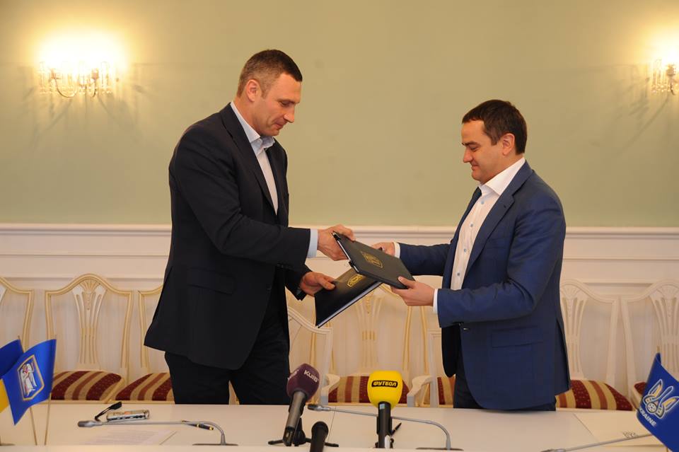 Кличко та Павелко підписали договір про проведення фіналу ЛЧ / ffu.ua Кличко та Павелко підписали договір про проведення фіналу ЛЧ / ffu.ua
