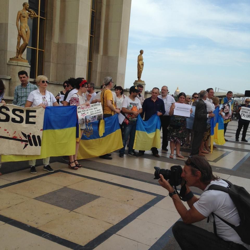 В Париже активисты с флагами Украины напомнили Путину о судьбе Каддафи 