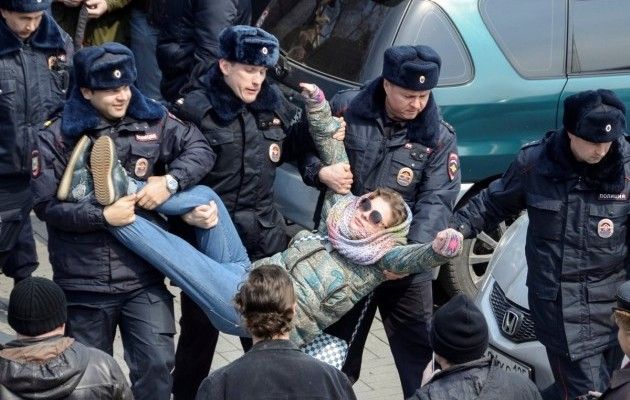 Задержание участников протестов в РФ / REUTERS