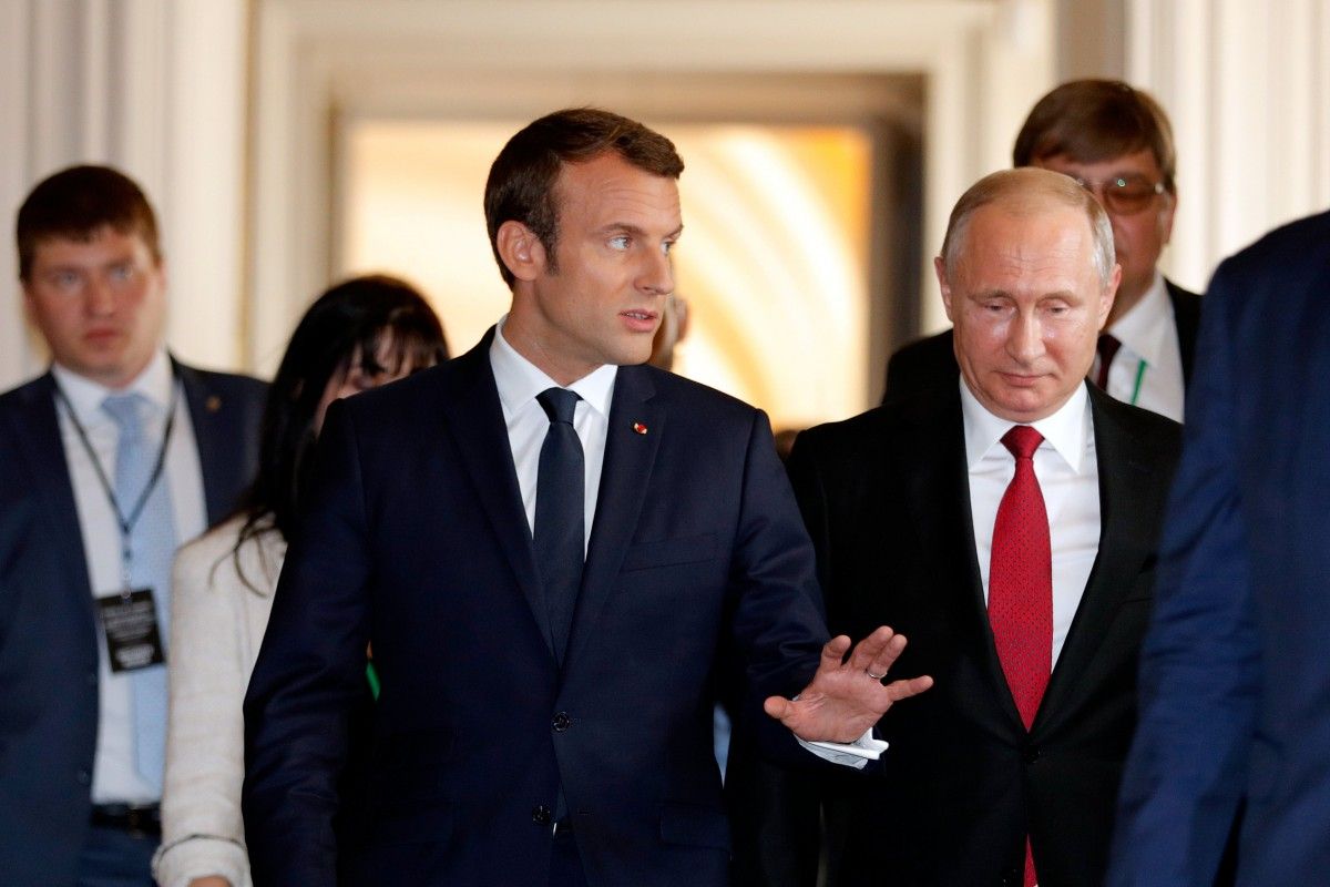 Макрона принимает Путина в Париже / фото REUTERS
