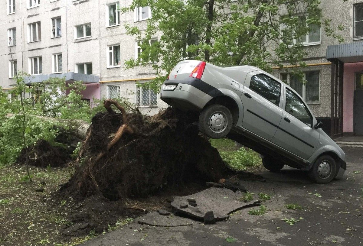 Наслідки урагану в Москві / Reuters Наслідки урагану в Москві / Reuters