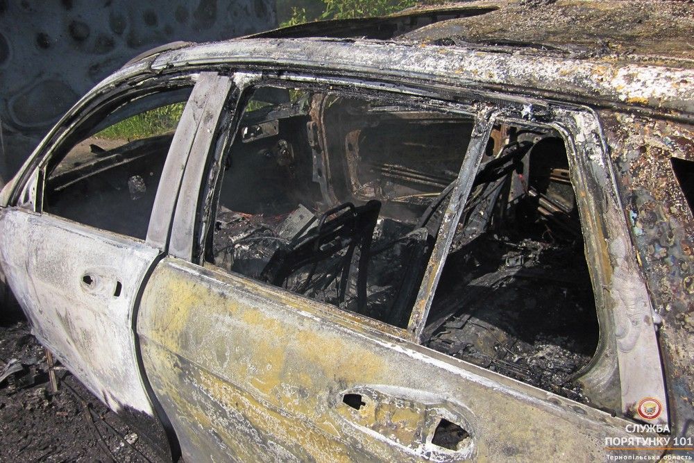Автомобіль згорів на трасі Автомобіль згорів на трасі