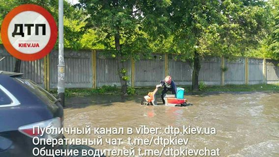 Затоплена вулиця / фото: dtp.kiev.ua Затоплена вулиця / фото: dtp.kiev.ua