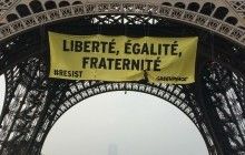 На Эйфелевой башне разместили баннер против Ле Пен