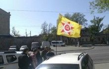В Одессе задержали мужчин, которые ездили по городу с коммунистическим флагом: им грозит до 5 лет тюрьмы