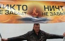 У центрі Києва поліція затримала двох людей, які хотіли розгорнути банер з георгіївськими стрічками (фото)