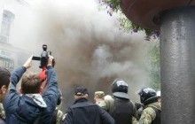 Активісти кидають з офісу ОУН яйця, димові шашки та кульки з фарбою - постраждав поліцейський (фото, відео)