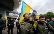 Затримання, сутички та димові шашки: у столиці пройшов марш "Безсмертний полк" (фоторепортаж)