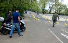 В Одесі озброєний чоловік у військовій формі намагався проїхати по Алеї Слави на мопеді