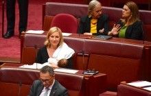 В Австралии парламентарий покормила грудью ребенка, не пропуская голосование
