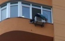 В Киеве пьяная женщина пыталась выпрыгнуть с 11 этажа, но зацепилась за кондиционер (видео)