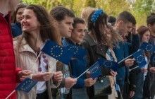 У Тернополі з нагоди схвалення безвізу для України під обладміністрацією урочисто підняли прапор ЄС та провели флешмоб
