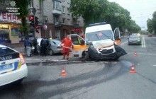 У Тернополі на великій швидкості зіткнулися іномарка та автомобіль "швидкої" (фото, відео)