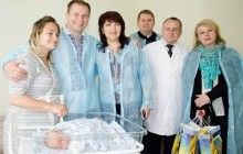 У Тернополі 27 породіль отримали подарунки від голови ТОДА з нагоди Дня матері