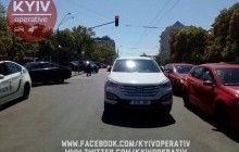 У центрі Києва дівчина заблокувала рух, припаркувавши своє авто по центру дороги