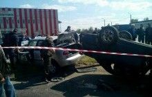 В Харькове в результате лобового столкновения перевернулся автомобиль