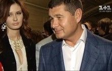 Журналісти дізналися, що дарували українські чиновники своїм матусям в День матері (відео)