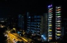 У Сінгапурі відкрили 15-поверховий автомат із продажу елітних спорткарів (відео)