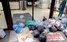 Во Львове перед магазином Roshen оставили мешки с мусором и плакаты с надписью "Верни ВК" (фото)