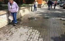 У центрі Києва прорвало каналізацію - нечистоти ллються вулицею (фото)