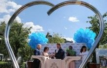 У Києві в сквері "Закоханих" відкрили локацію для реєстрації шлюбу під відкритим небом (фото)