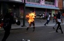 В Венесуэле в ходе акции протеста подожгли мужчину