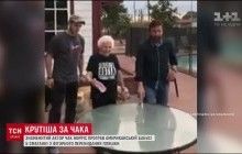 Чака Норриса обыграла бабушка в бросание бутылки (видео)