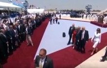 Мелания Трамп отмахнулась от руки мужа после прилета в Израиль (видео)