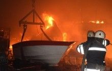 В Николаеве пожар уничтожил цех по производству яхт (фото, видео)