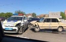 В Харькове полицейские во время погони за нарушителем врезались в легковушку (фото)