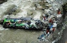 В Индии автобус с паломниками упал в реку