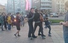В сети появилось видео жестокого задержания 10-летнего мальчика, читавшего "Гамлета" в центре Москвы