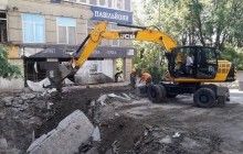 В Киеве начали ликвидацию 15-метровой ямы на месте прорыва трубы