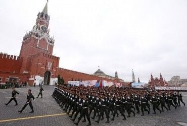 На параде прошли воевавшие против Украины Путин пообещал, что победа будет за ними