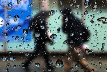 Синоптик попереджає про щоденні опади в Україні: де литиме