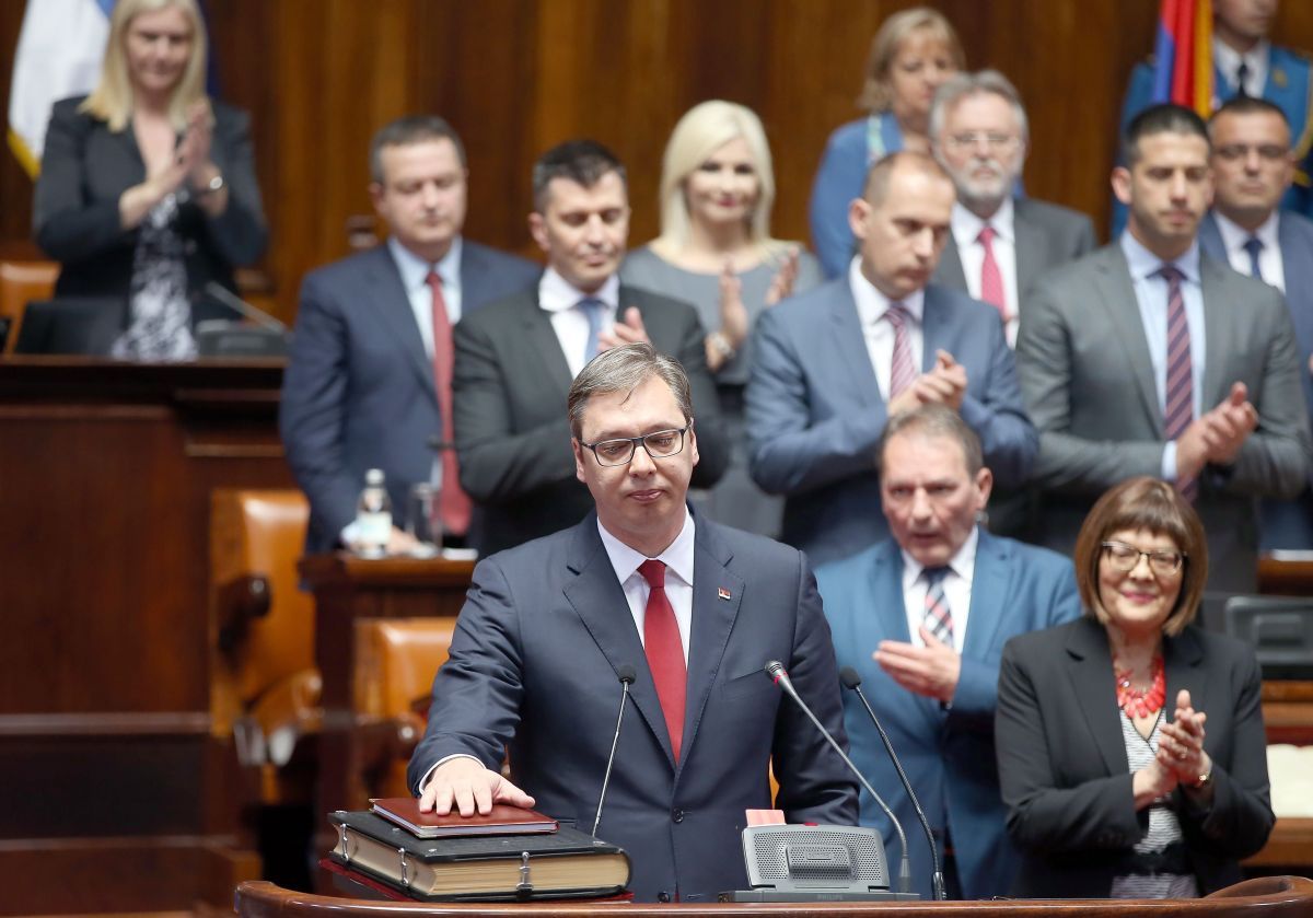 Вучич намагатиметься відтягнути момент запровадження обмежень проти Москви / фото REUTERS Вучич намагатиметься відтягнути момент запровадження обмежень проти Москви / фото REUTERS